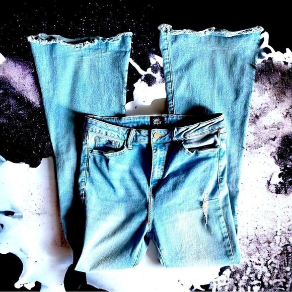 Simple Society l Juniors 11 l Flare Leg Jeans l Medium Wash l Raw Hem l EUC - Picture 3 of 13